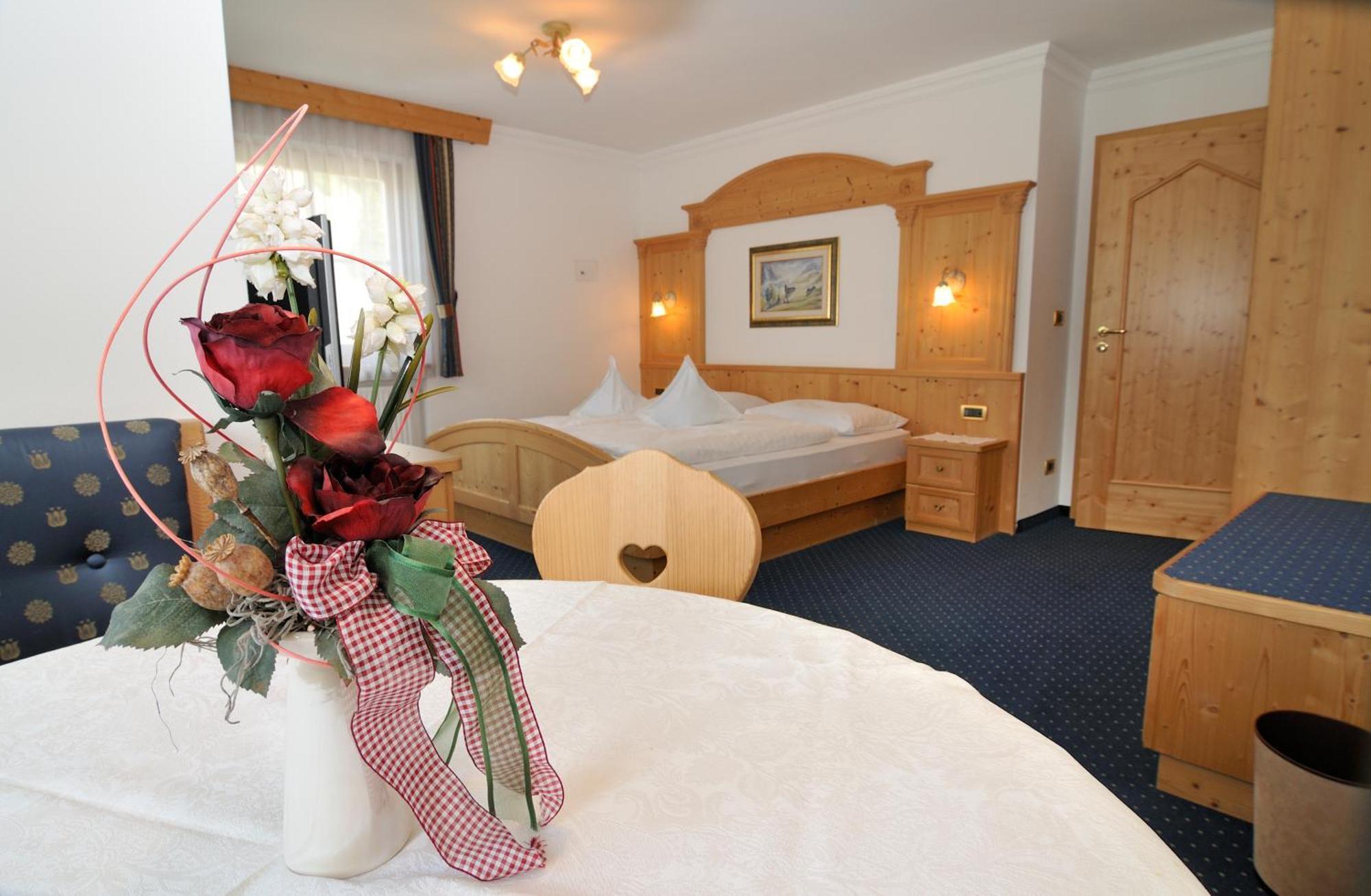 Garni Hotel Iris Selva di Val Gardena Luaran gambar