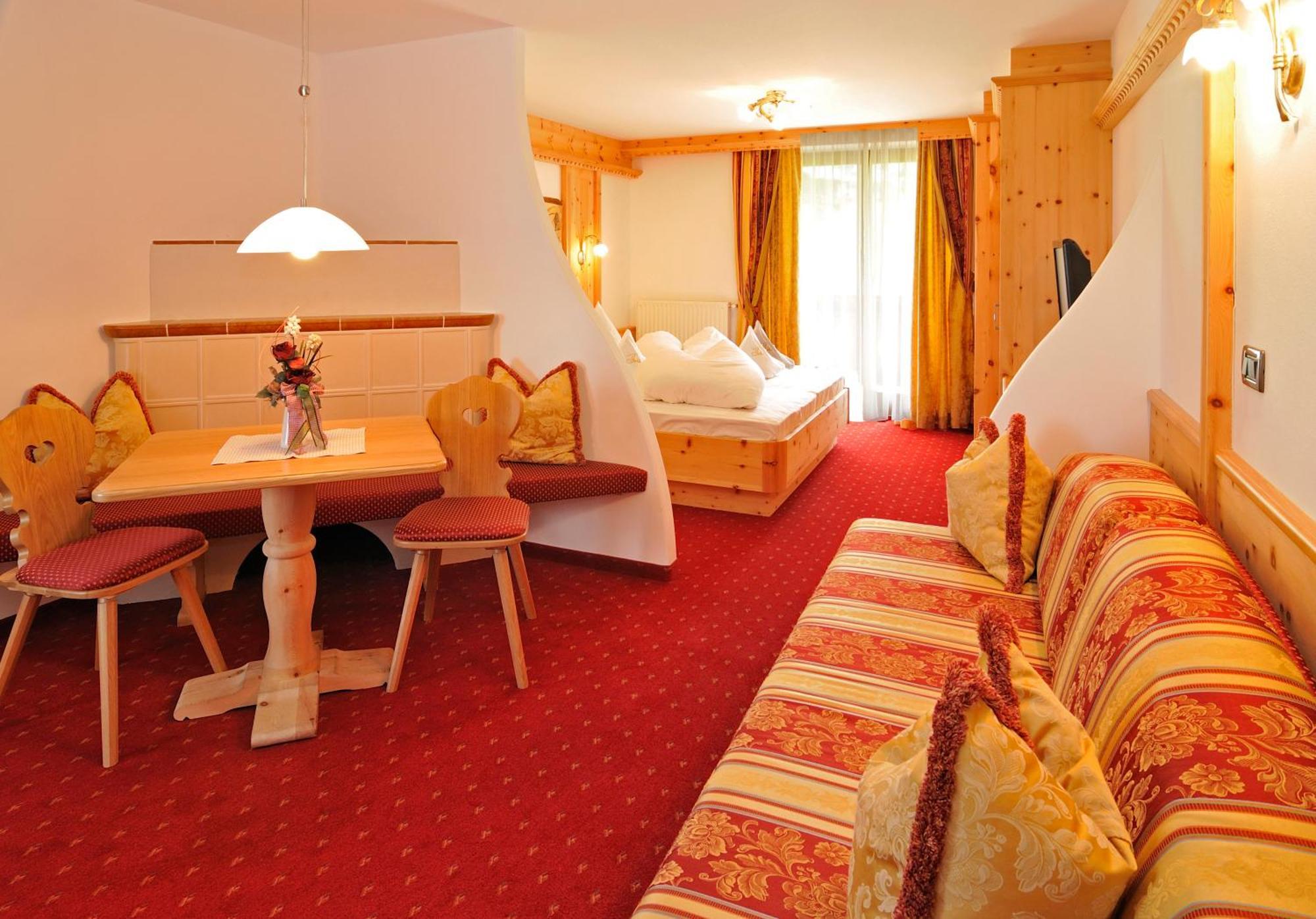 Garni Hotel Iris Selva di Val Gardena Luaran gambar