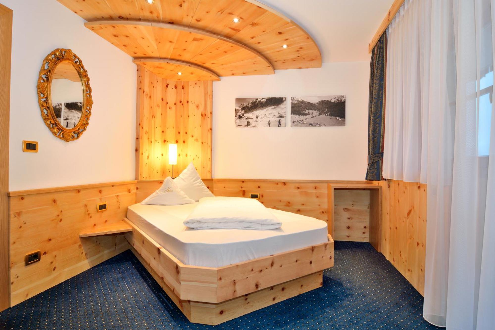 Garni Hotel Iris Selva di Val Gardena Luaran gambar