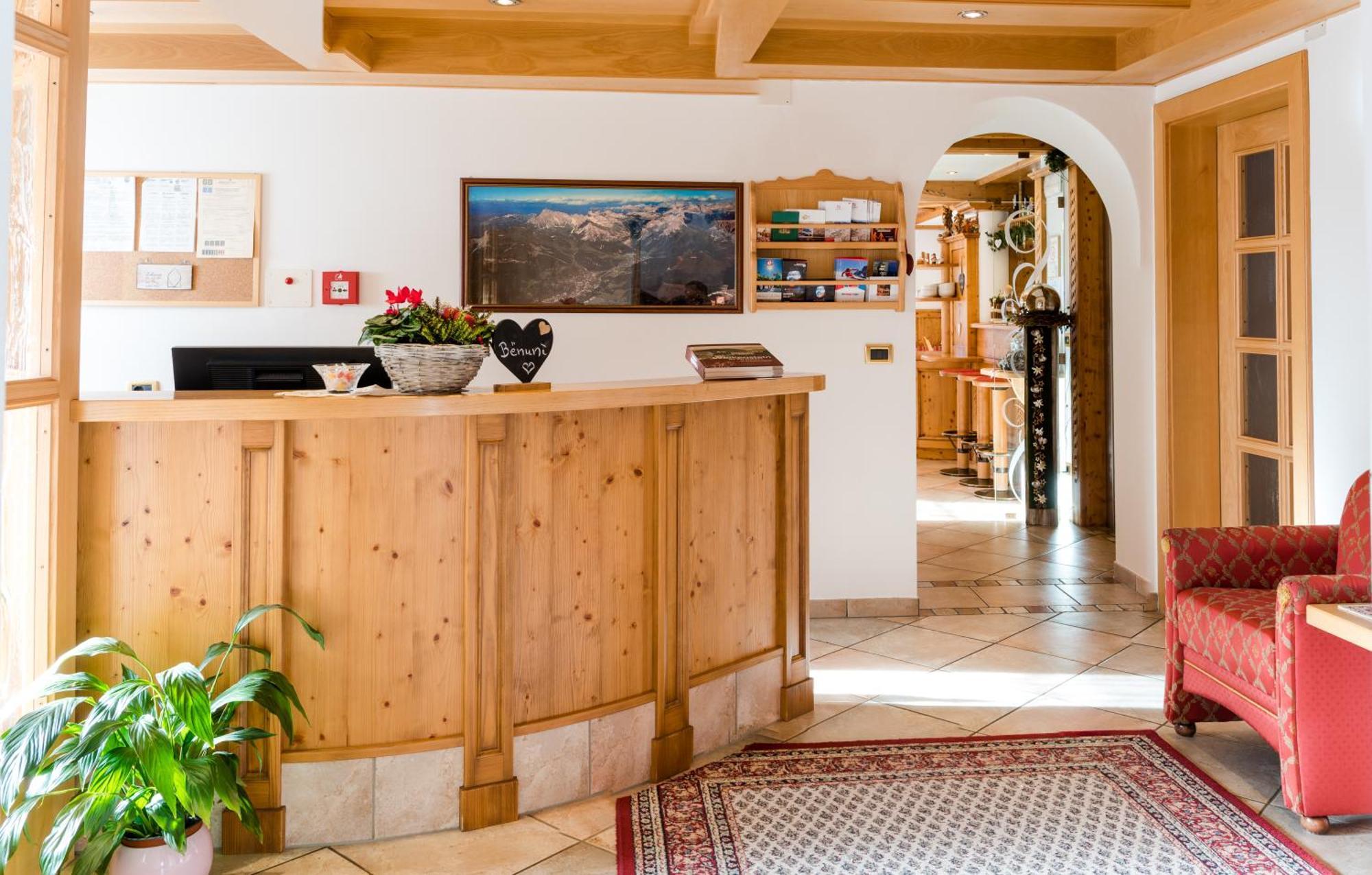 Garni Hotel Iris Selva di Val Gardena Luaran gambar