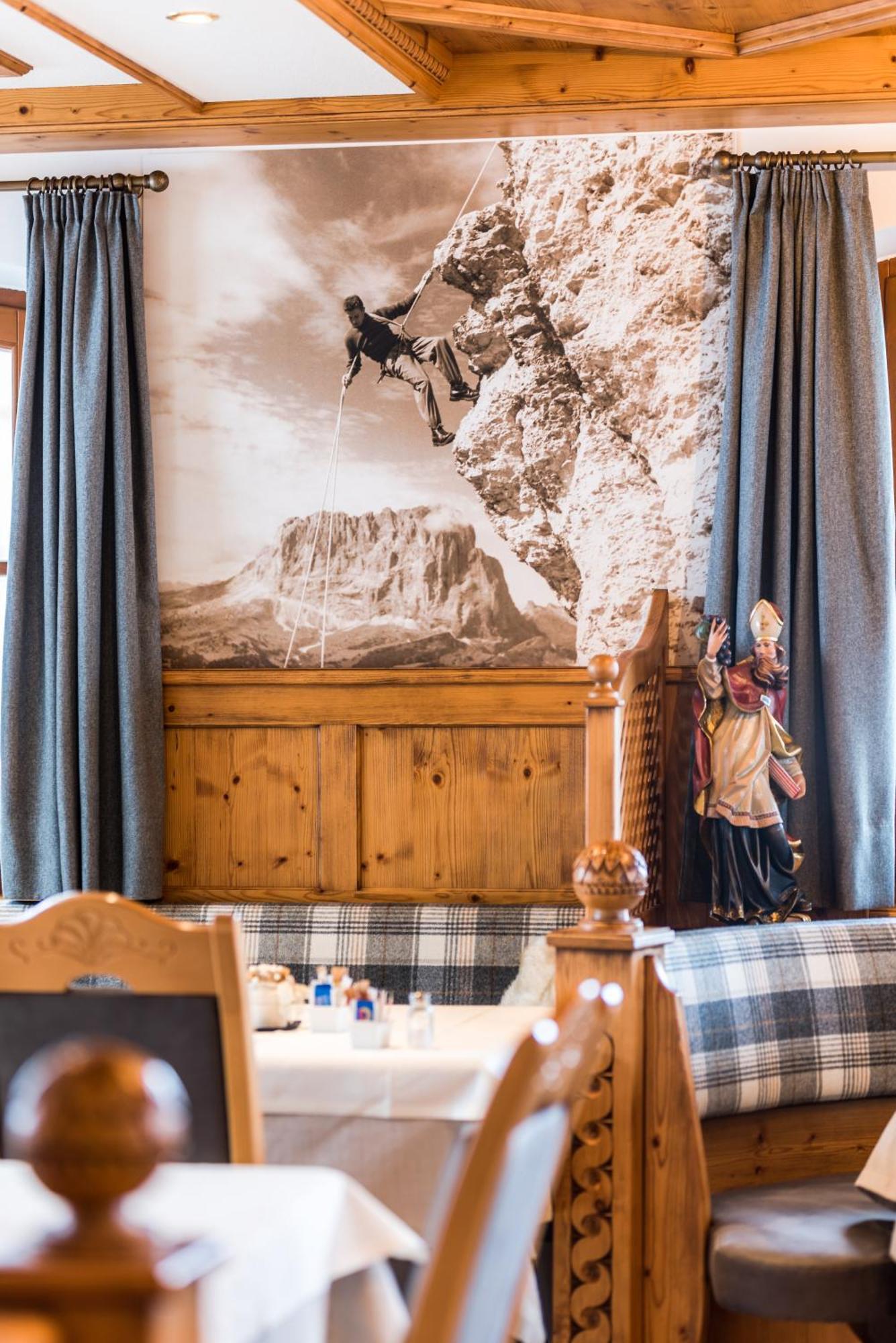 Garni Hotel Iris Selva di Val Gardena Luaran gambar