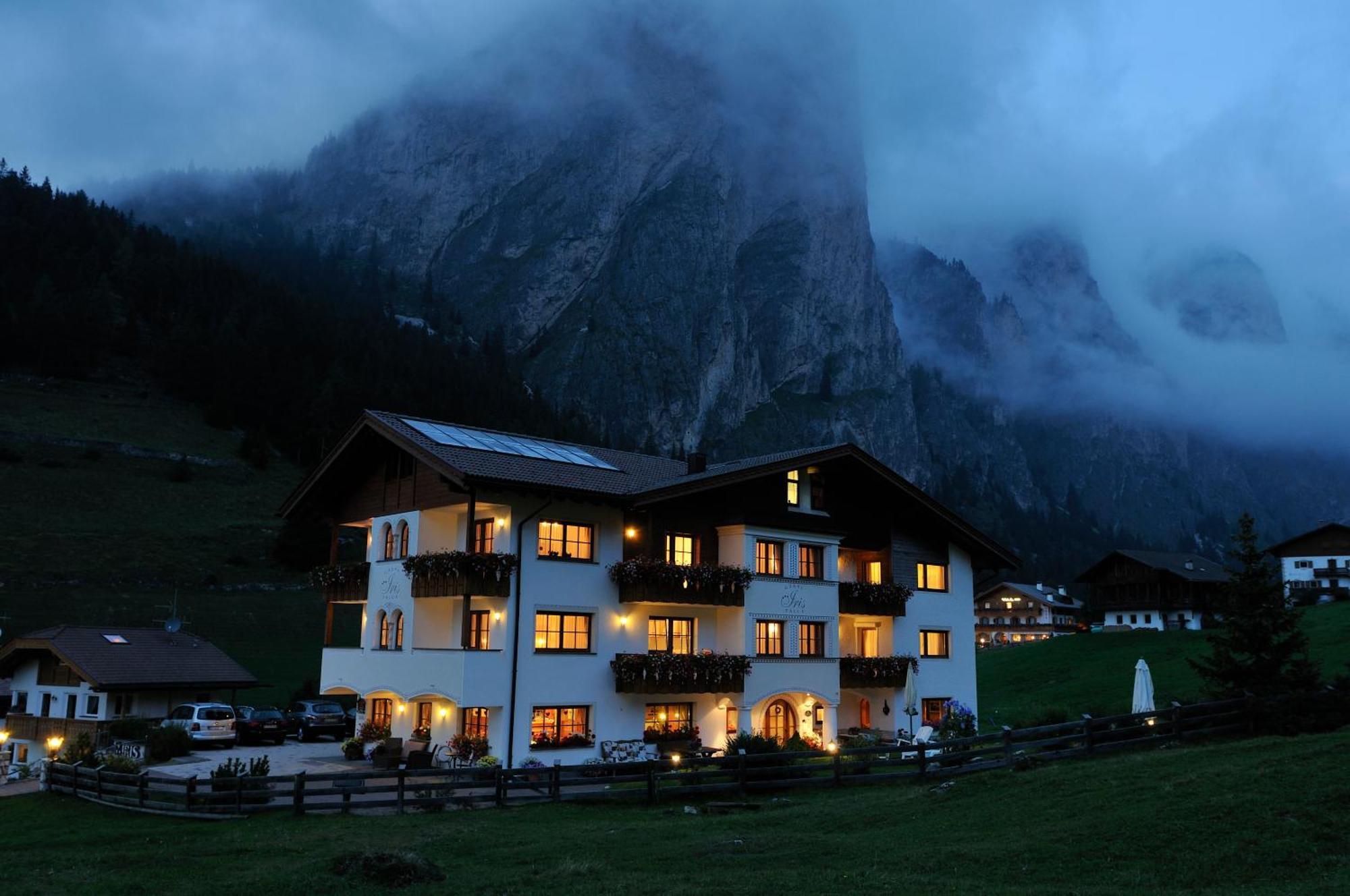 Garni Hotel Iris Selva di Val Gardena Luaran gambar