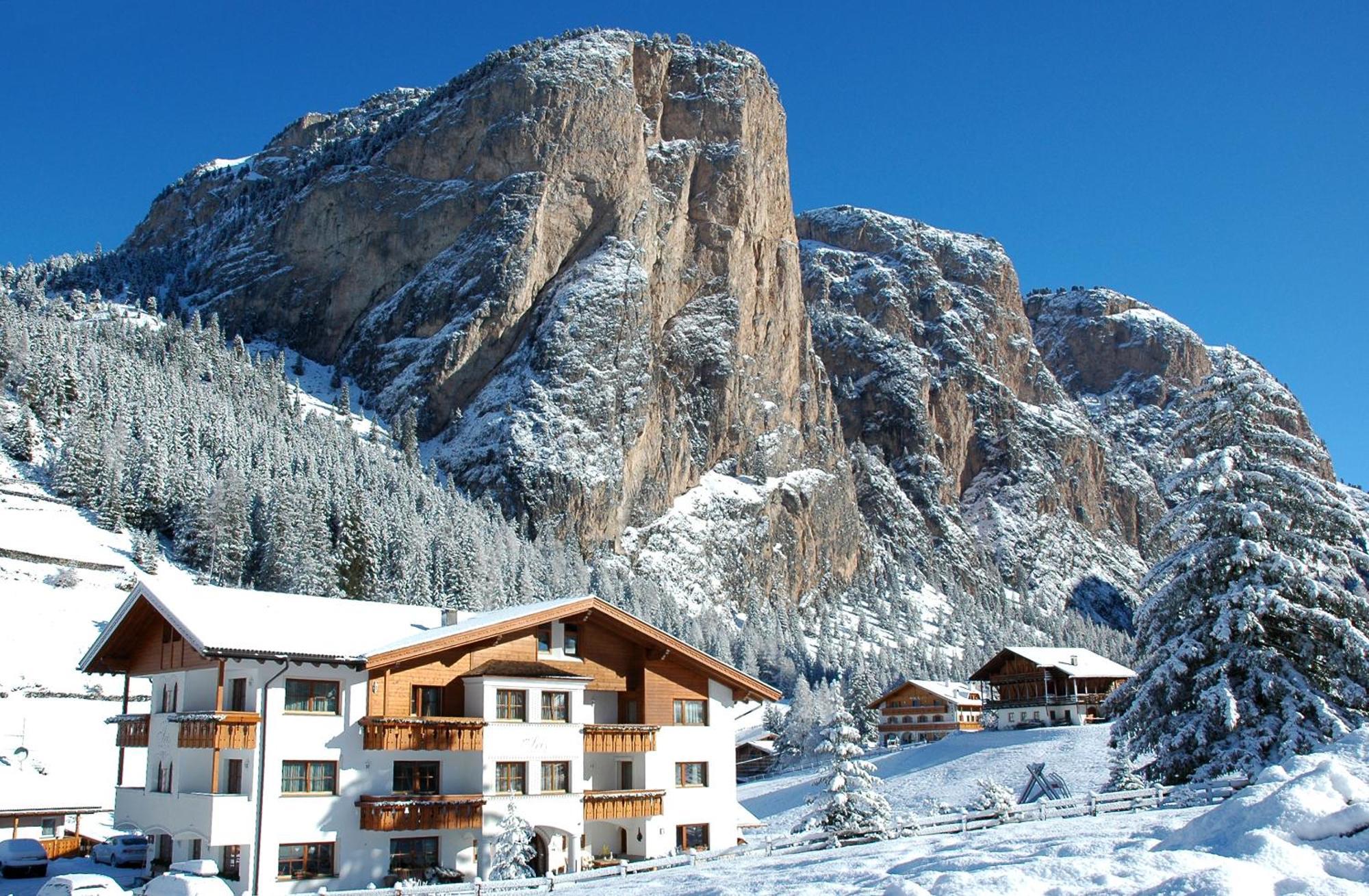 Garni Hotel Iris Selva di Val Gardena Luaran gambar
